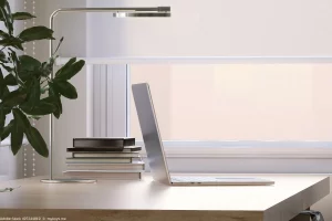 Fenster mit modernem Rollo oder Rollladen, Lichtsteuerung und Sichtschutz, praktische und ästhetische Lösung für Räume.